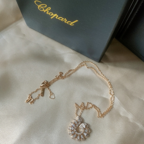 Chopard 18k Gold Necklace with conch pendant - Picture 4 of 6